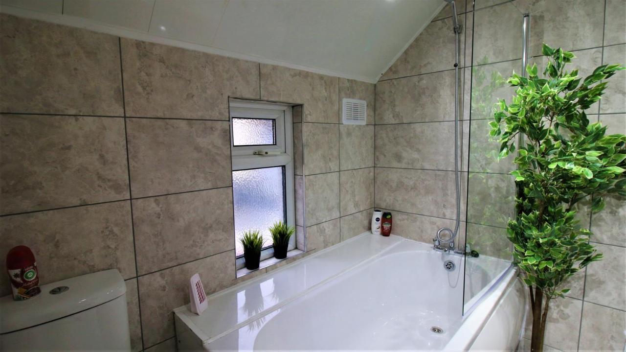 Free Local Parking - Fast Wifi - Sleeps 10 Guests By Property Promise Cardiff Exterior photo